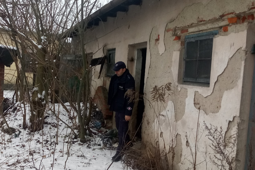 Policjanci odwiedzają pustostany oraz osoby samotne