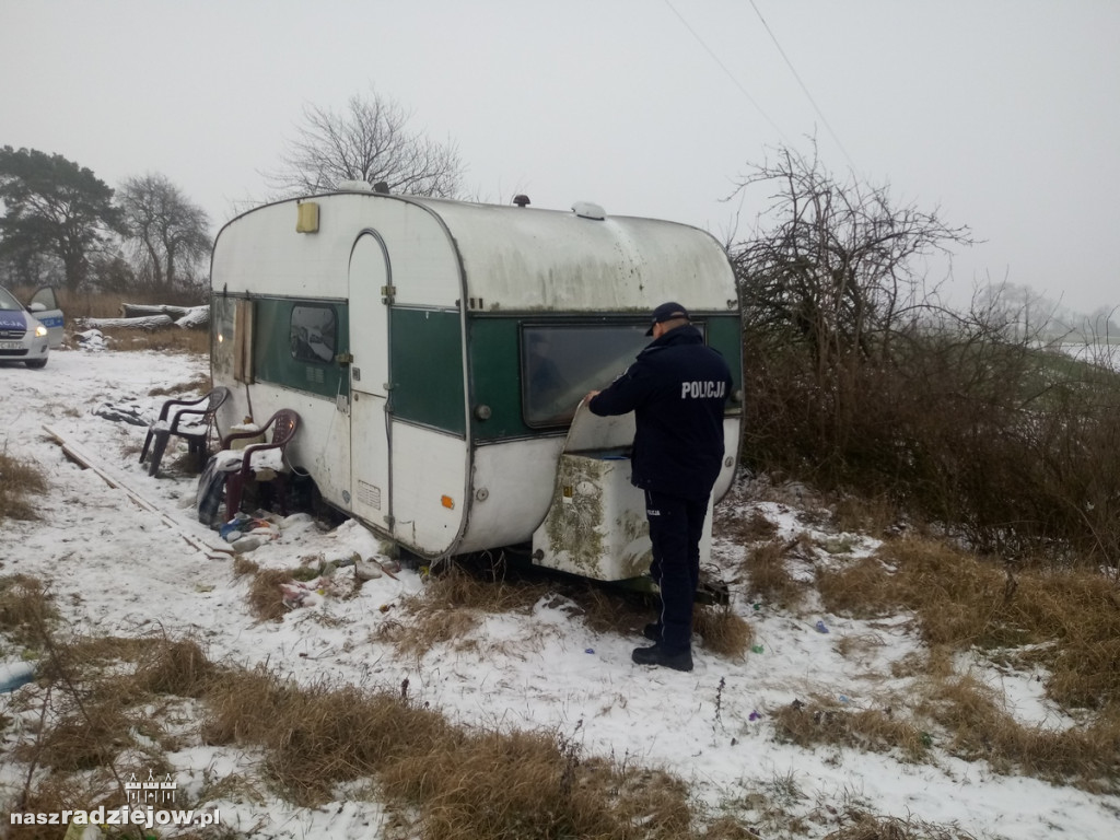 Policjanci odwiedzają pustostany oraz osoby samotne