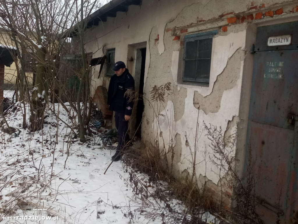 Policjanci odwiedzają pustostany oraz osoby samotne