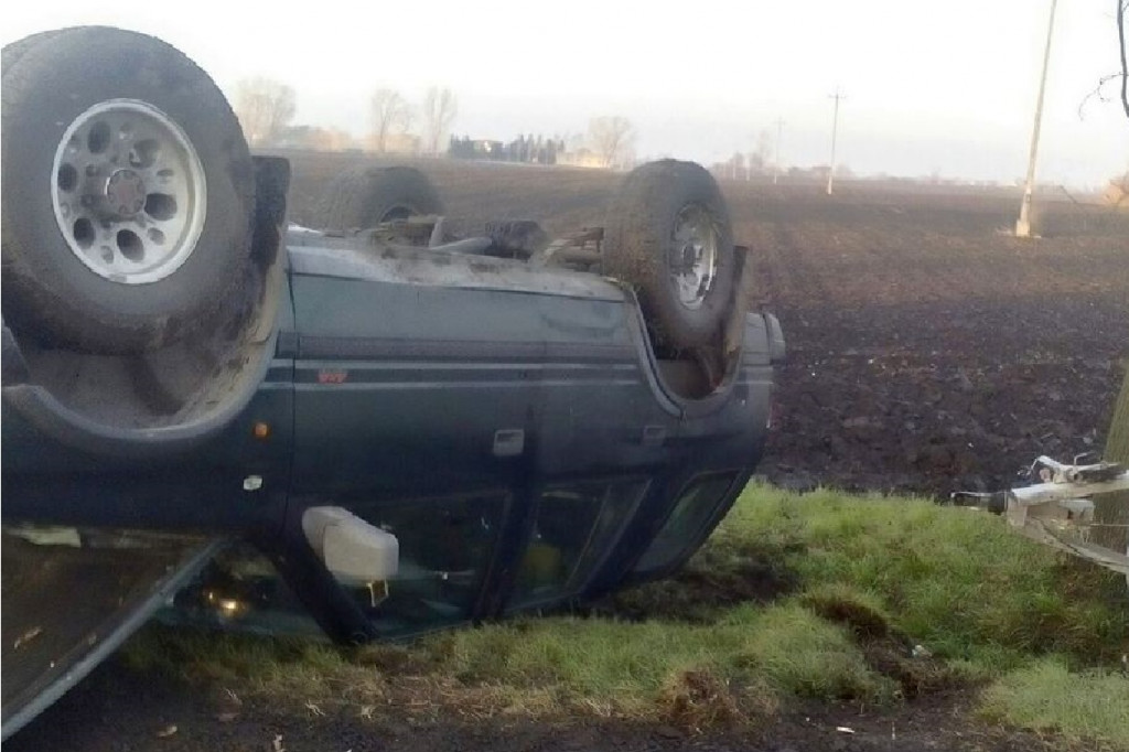 Auto z przyczepką zjechało do rowu i dachowało