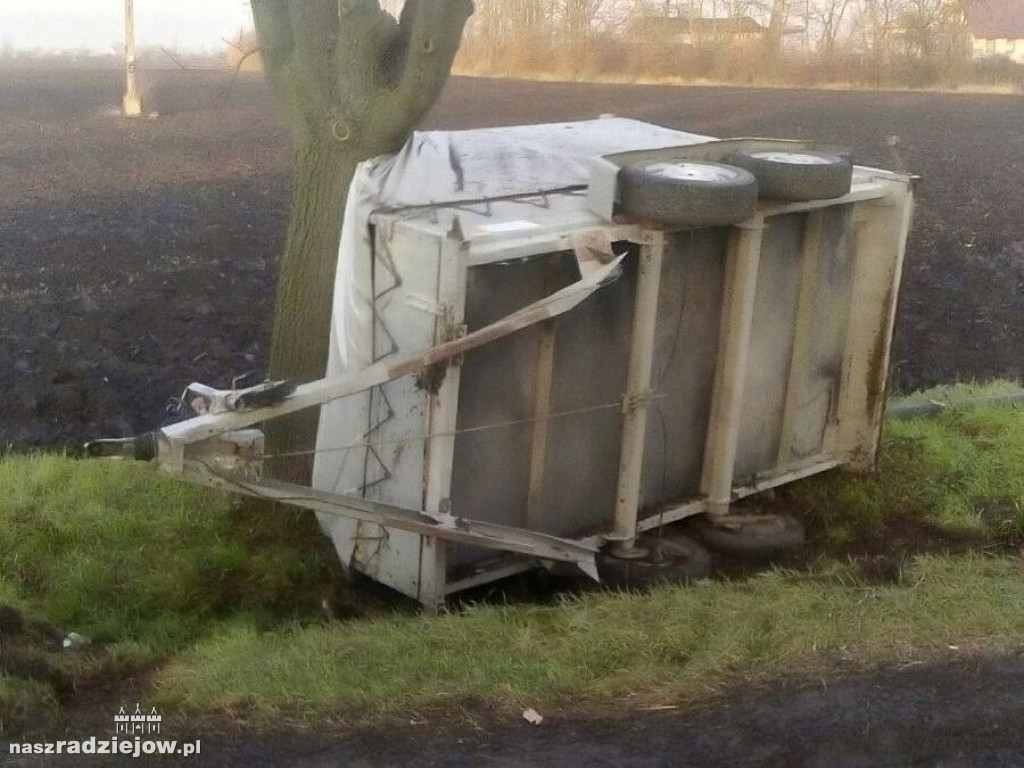 Auto z przyczepką zjechało do rowu i dachowało
