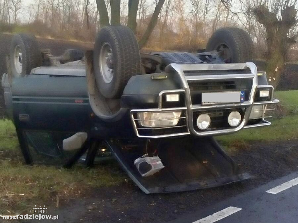 Auto z przyczepką zjechało do rowu i dachowało