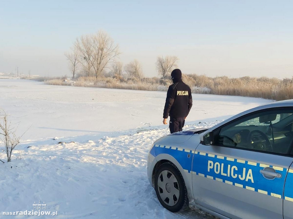 Radziejowscy policjanci sprawdzają jeziora i stawy [ZDJĘCIA]