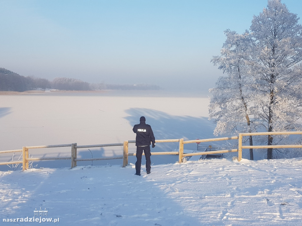 Radziejowscy policjanci sprawdzają jeziora i stawy [ZDJĘCIA]