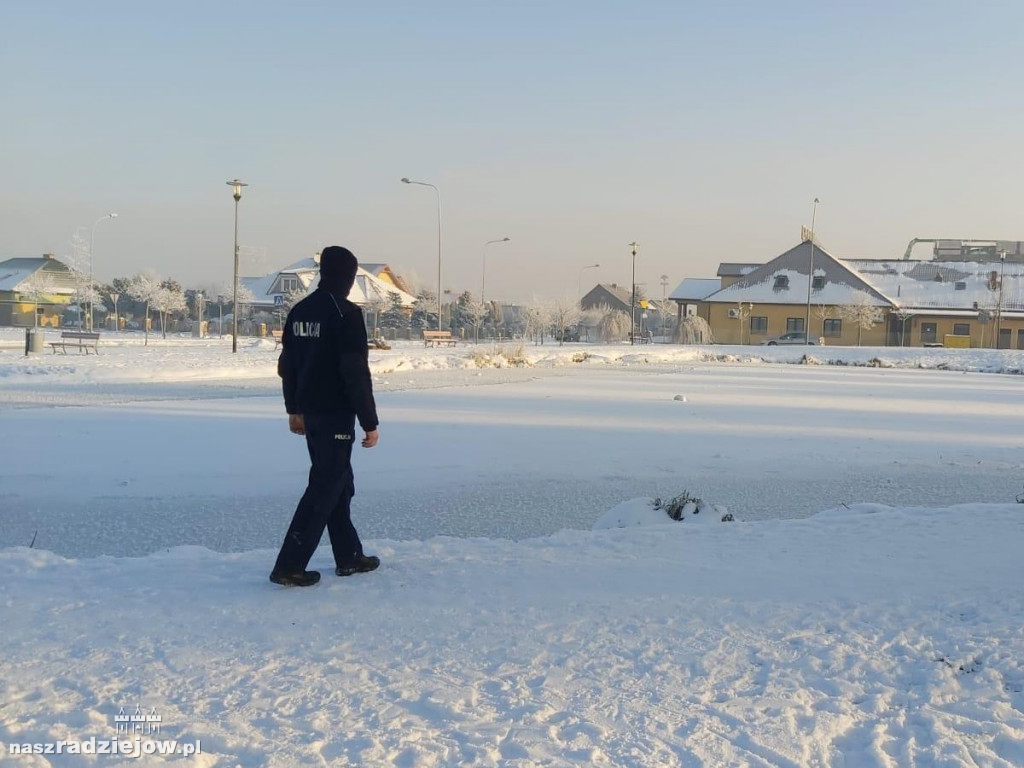Radziejowscy policjanci sprawdzają jeziora i stawy [ZDJĘCIA]