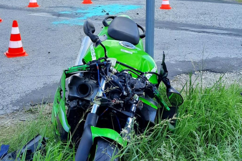 Motocykl zderzył się z autem. Kto zawinił? [ZDJĘCIA]