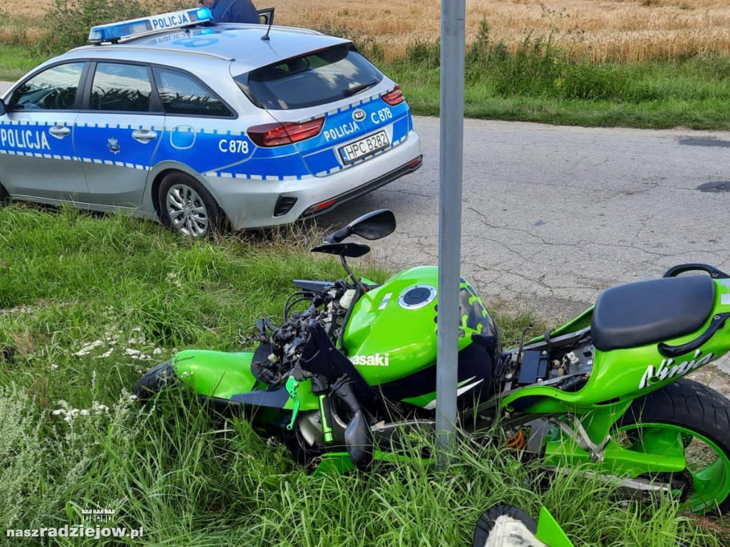 Motocykl zderzył się z autem. Kto zawinił? [ZDJĘCIA]