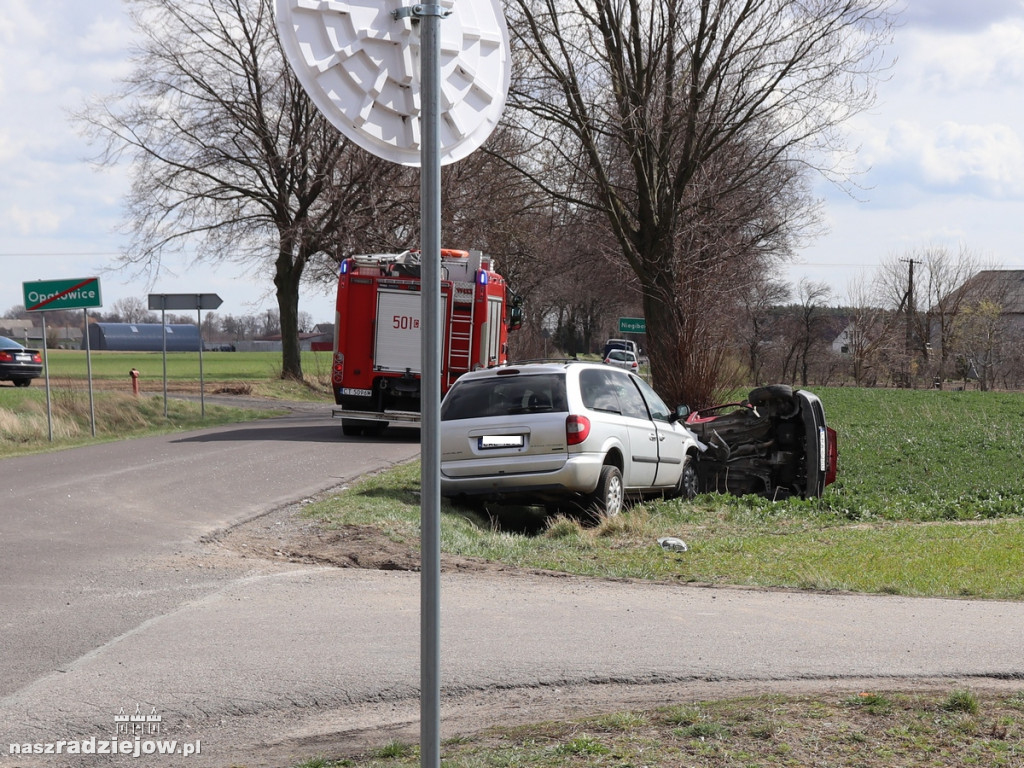 Opatowice. Kierujący nie ustąpił pierwszeństwa przejazdu. Dwie osoby w szpitalu