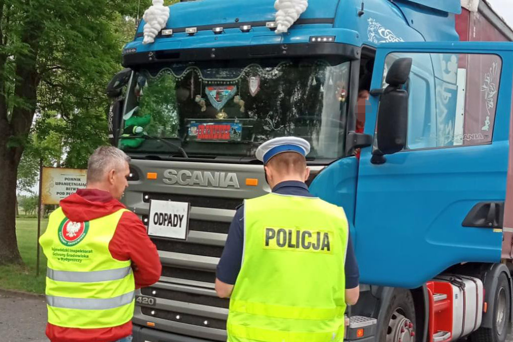 Sprawdzali niebezpieczne odpady na drodze krajowej w Płowcach