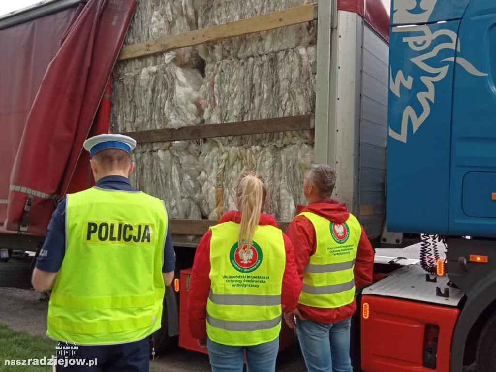 Sprawdzali niebezpieczne odpady na drodze krajowej w Płowcach