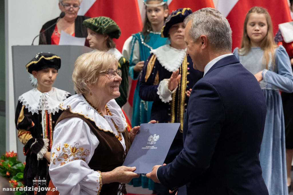  Krystyna Dombrowska z medalem wojewody. KGW Radziejów z dyplomem