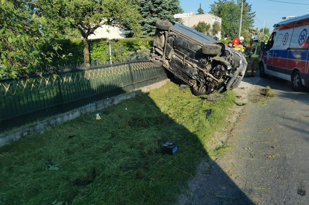  W Palczewie doszło do zdarzenia drogowego. Samochód znalazł się na ogrodzeniu