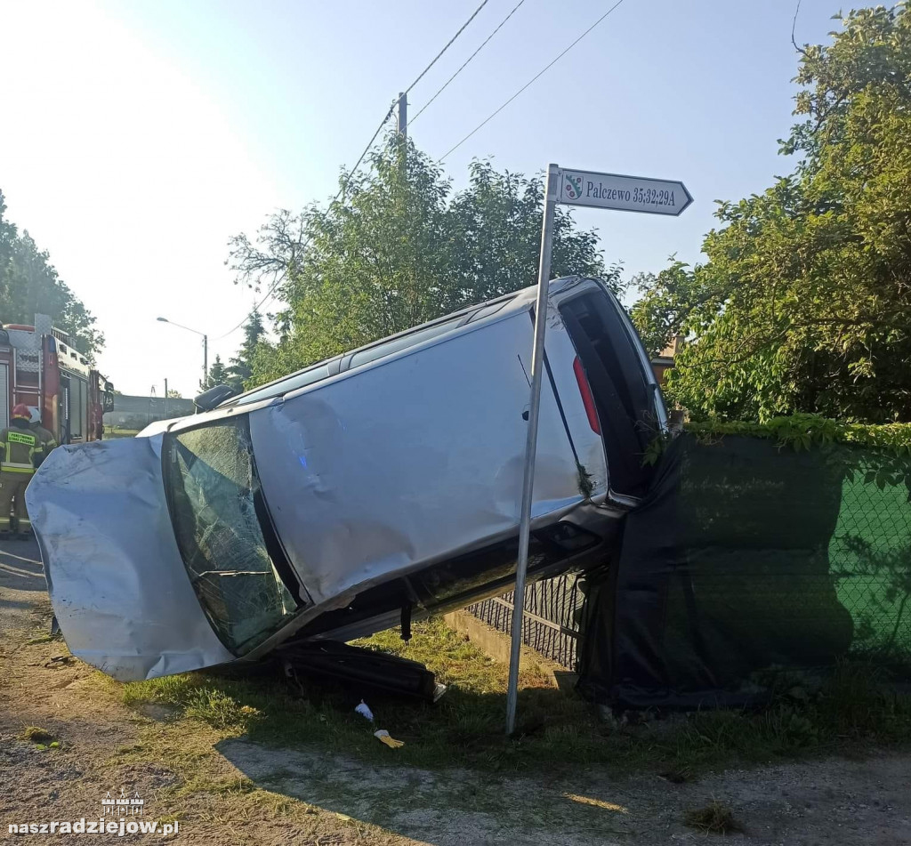  W Palczewie doszło do zdarzenia drogowego. Samochód znalazł się na ogrodzeniu