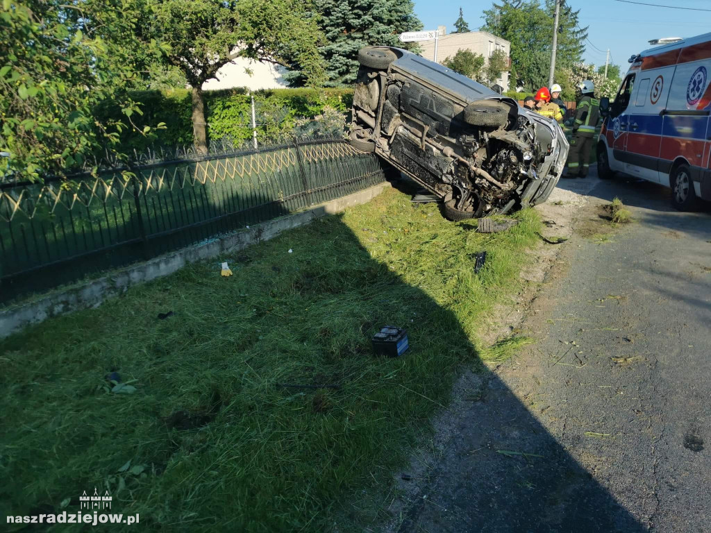  W Palczewie doszło do zdarzenia drogowego. Samochód znalazł się na ogrodzeniu