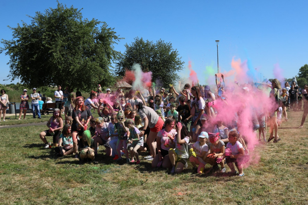 Radziejowski Dom Kultury zorganizował Święto Kolorów Holi. Wydarzenie odbyło się na 