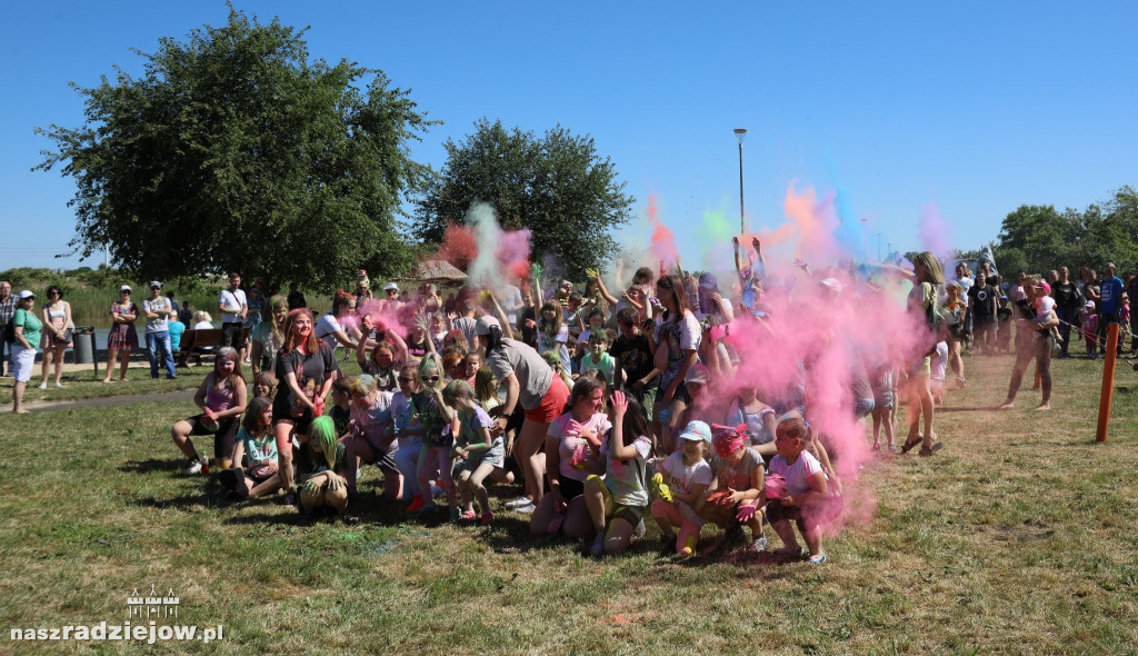Radziejowski Dom Kultury zorganizował Święto Kolorów Holi. Wydarzenie odbyło się na 