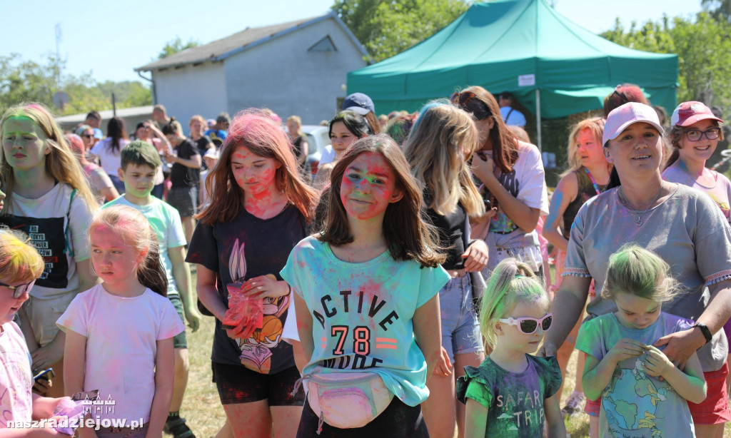 Radziejowski Dom Kultury zorganizował Święto Kolorów Holi. Wydarzenie odbyło się na 