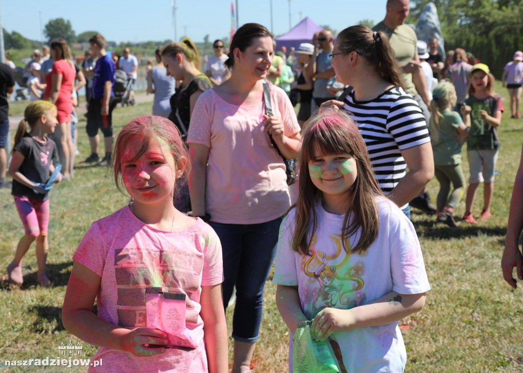 Radziejowski Dom Kultury zorganizował Święto Kolorów Holi. Wydarzenie odbyło się na 