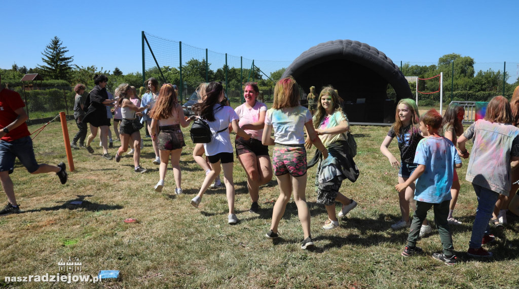Radziejowski Dom Kultury zorganizował Święto Kolorów Holi. Wydarzenie odbyło się na 