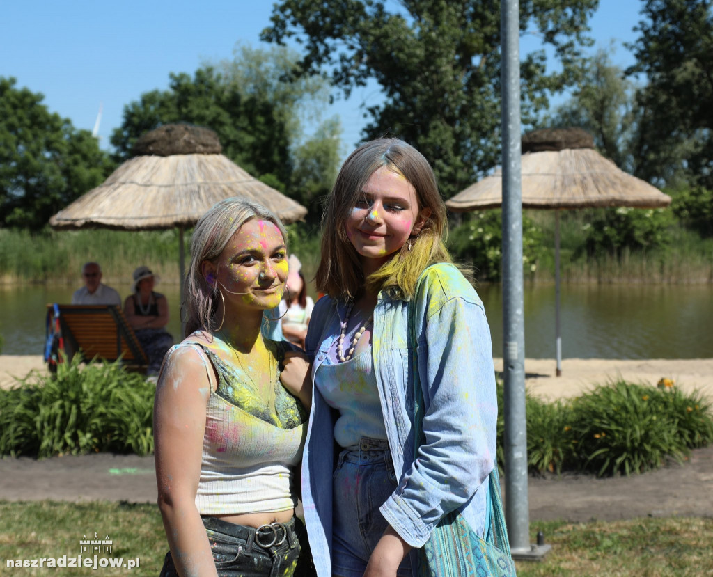 Radziejowski Dom Kultury zorganizował Święto Kolorów Holi. Wydarzenie odbyło się na 
