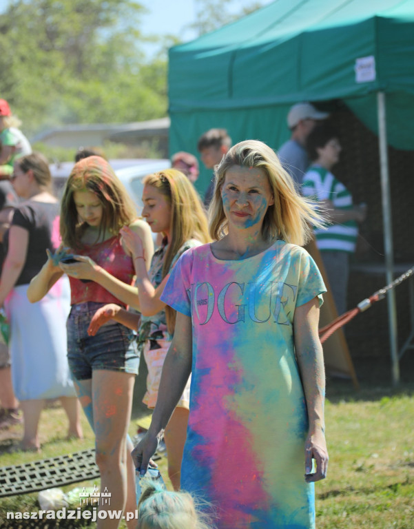 Radziejowski Dom Kultury zorganizował Święto Kolorów Holi. Wydarzenie odbyło się na 