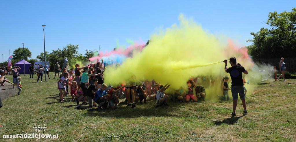 Radziejowski Dom Kultury zorganizował Święto Kolorów Holi. Wydarzenie odbyło się na 