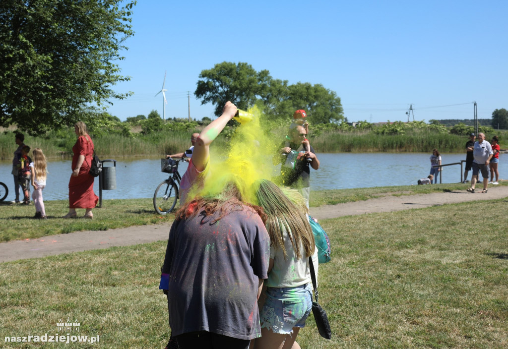 Radziejowski Dom Kultury zorganizował Święto Kolorów Holi. Wydarzenie odbyło się na 