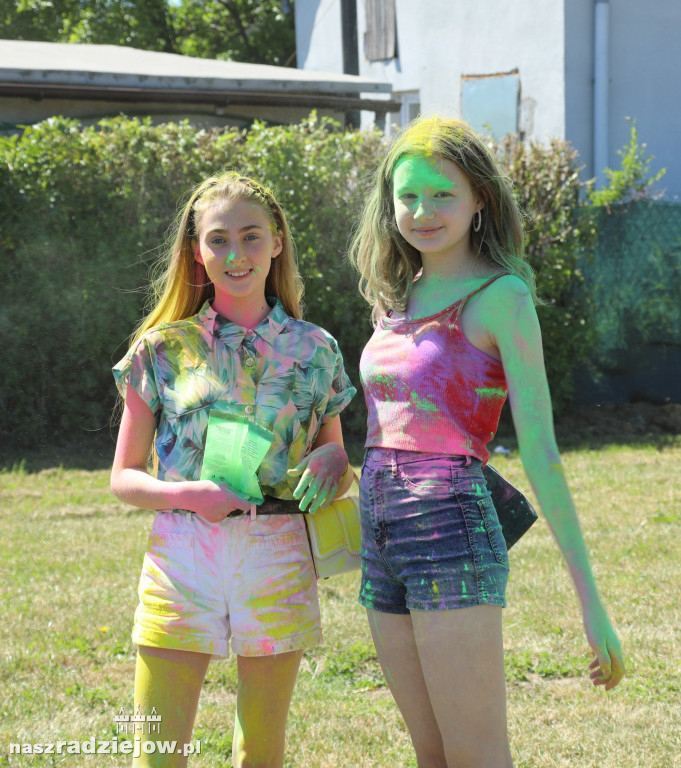 Radziejowski Dom Kultury zorganizował Święto Kolorów Holi. Wydarzenie odbyło się na 
