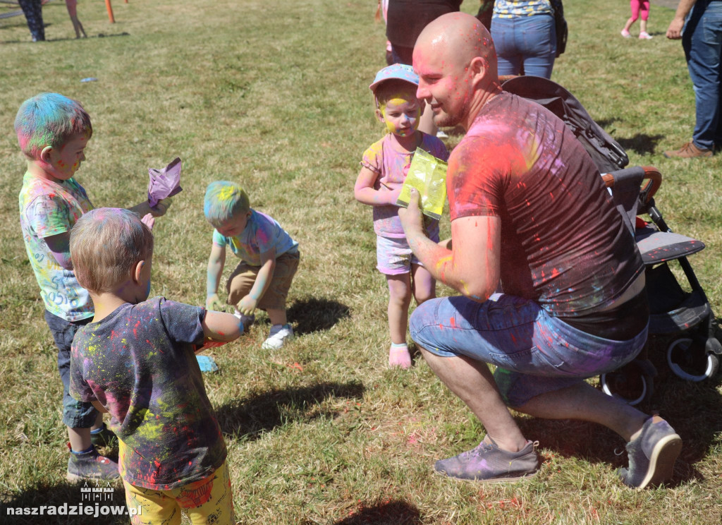 Radziejowski Dom Kultury zorganizował Święto Kolorów Holi. Wydarzenie odbyło się na 