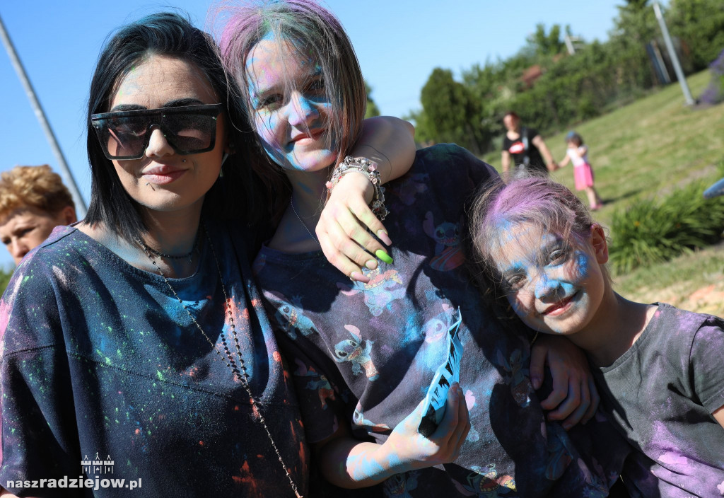 Radziejowski Dom Kultury zorganizował Święto Kolorów Holi. Wydarzenie odbyło się na 
