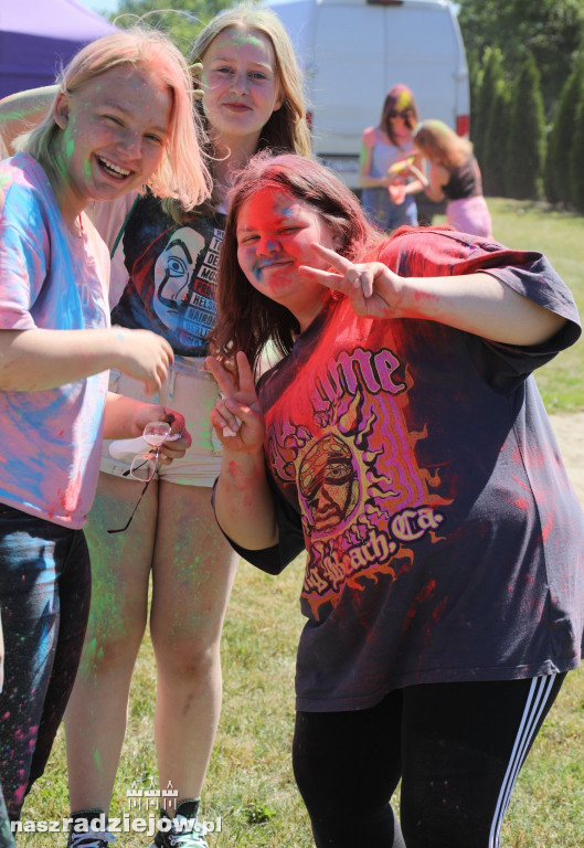 Radziejowski Dom Kultury zorganizował Święto Kolorów Holi. Wydarzenie odbyło się na 