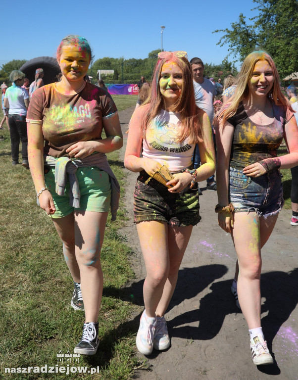Radziejowski Dom Kultury zorganizował Święto Kolorów Holi. Wydarzenie odbyło się na 