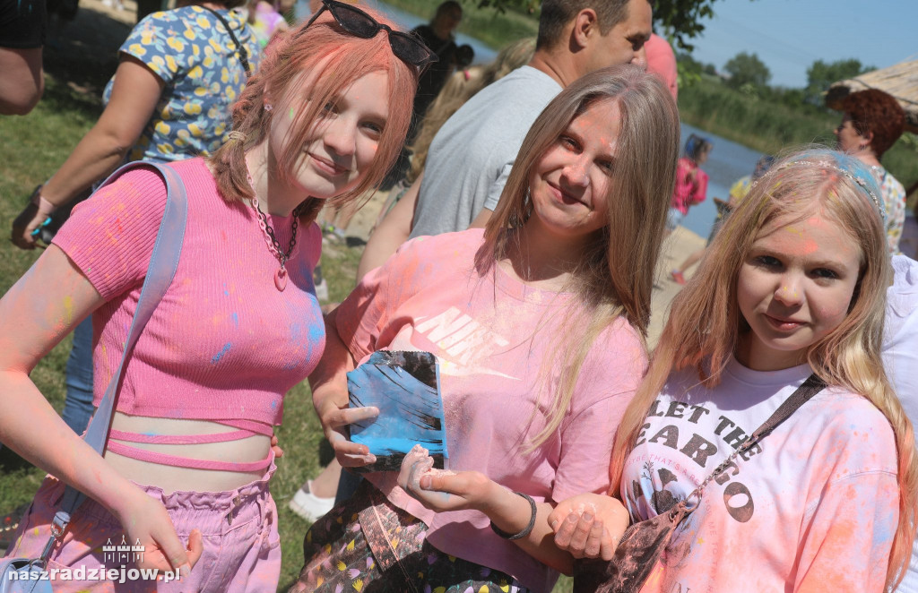 Radziejowski Dom Kultury zorganizował Święto Kolorów Holi. Wydarzenie odbyło się na 