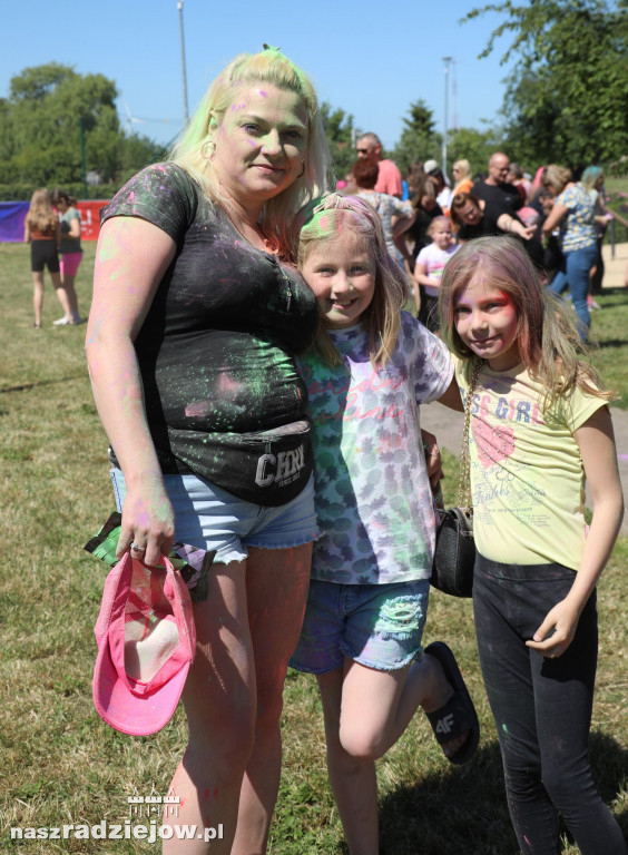 Radziejowski Dom Kultury zorganizował Święto Kolorów Holi. Wydarzenie odbyło się na 