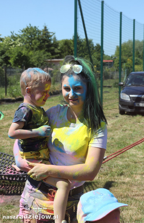 Radziejowski Dom Kultury zorganizował Święto Kolorów Holi. Wydarzenie odbyło się na 