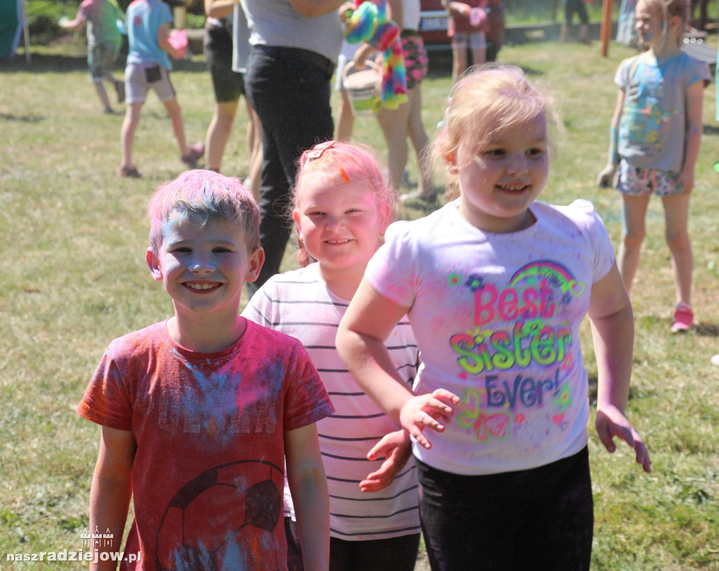 Radziejowski Dom Kultury zorganizował Święto Kolorów Holi. Wydarzenie odbyło się na 