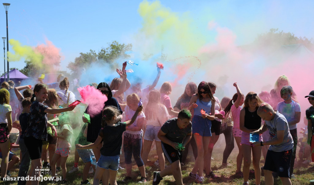Radziejowski Dom Kultury zorganizował Święto Kolorów Holi. Wydarzenie odbyło się na 