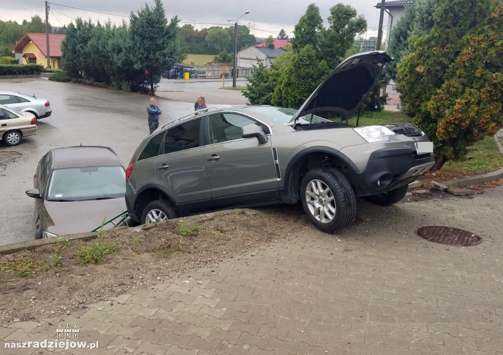 Radziejów. Samochód stoczył się i spadł na dwa inne