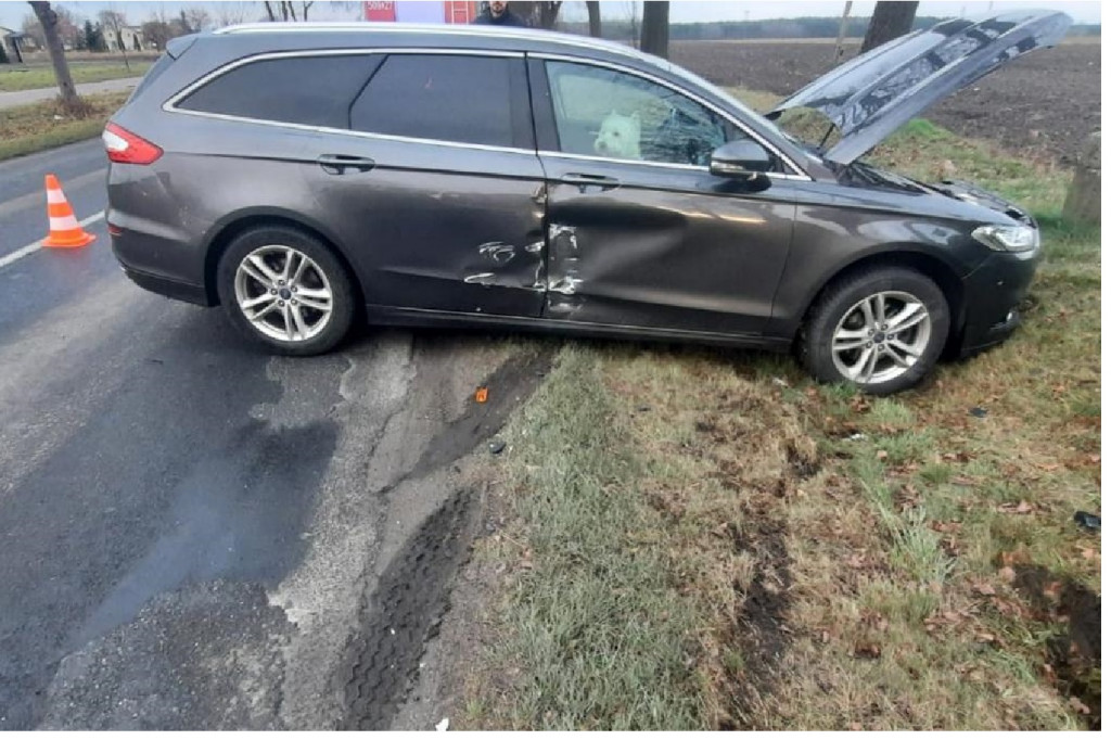 Uderzyła w auto, które wpadło pod wóz strażacki [FOTO]