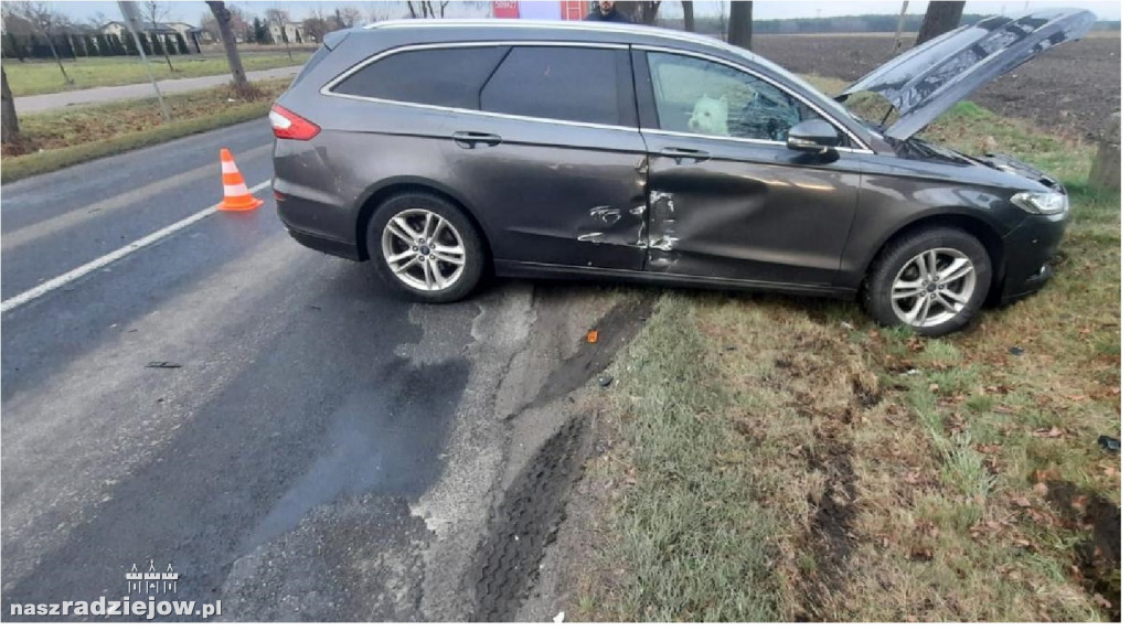 Uderzyła w auto, które wpadło pod wóz strażacki [FOTO]