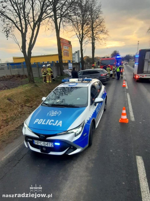 Uderzyła w auto, które wpadło pod wóz strażacki [FOTO]