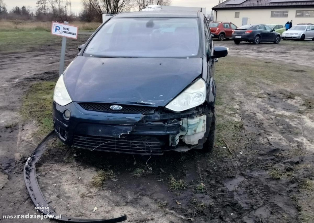 Uderzyła w auto, które wpadło pod wóz strażacki [FOTO]