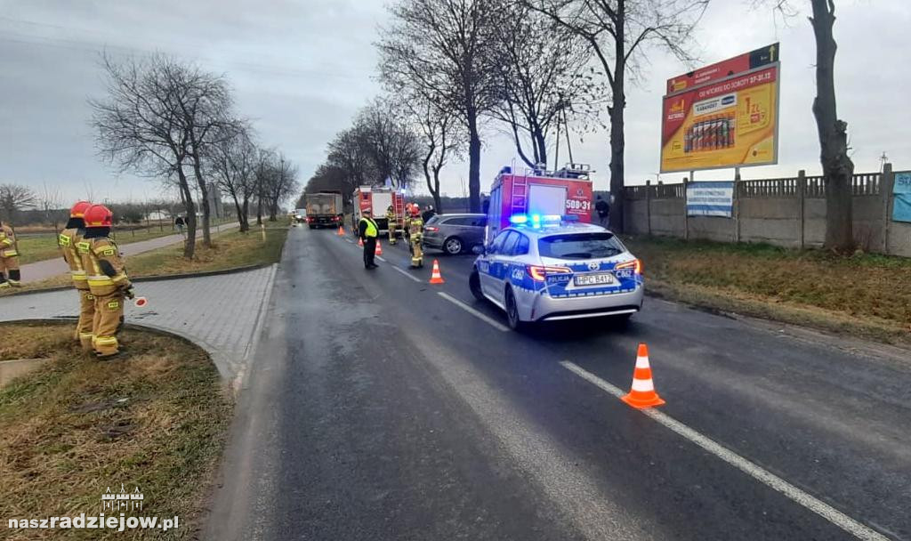 Uderzyła w auto, które wpadło pod wóz strażacki [FOTO]