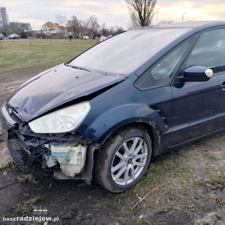 Uderzyła w auto, które wpadło pod wóz strażacki [FOTO]