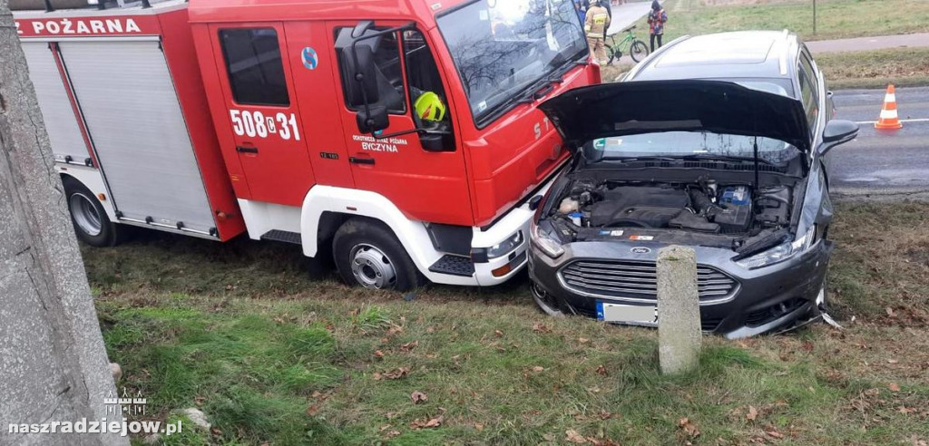 Uderzyła w auto, które wpadło pod wóz strażacki [FOTO]