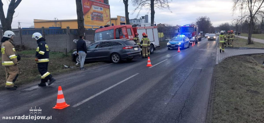 Uderzyła w auto, które wpadło pod wóz strażacki [FOTO]