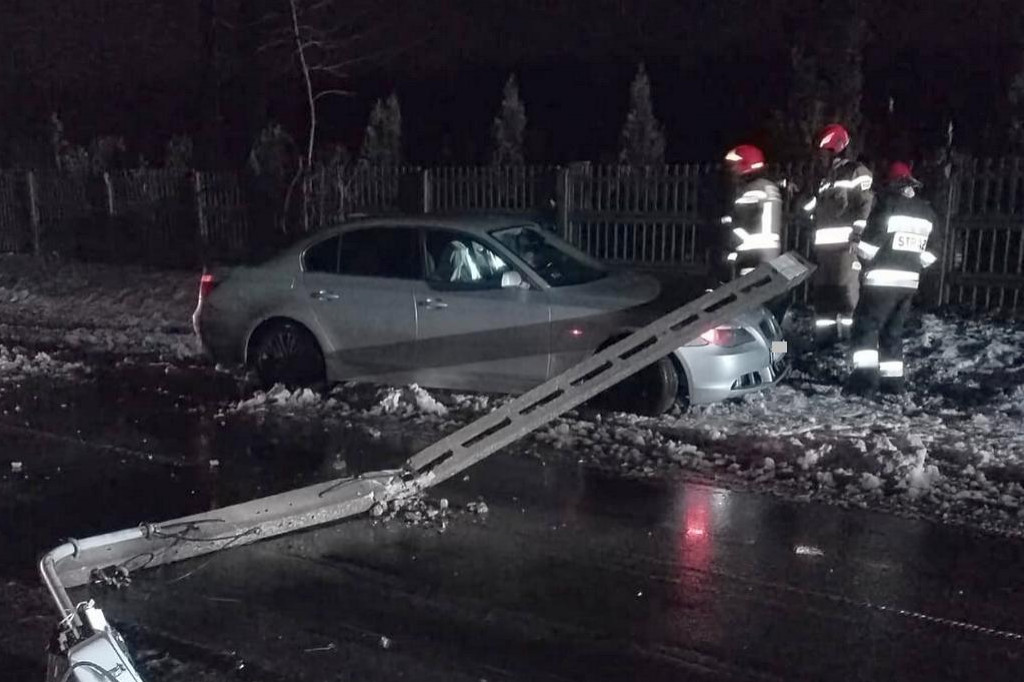 Groźny wypadek w regionie. 18-latek wjechał w słup
