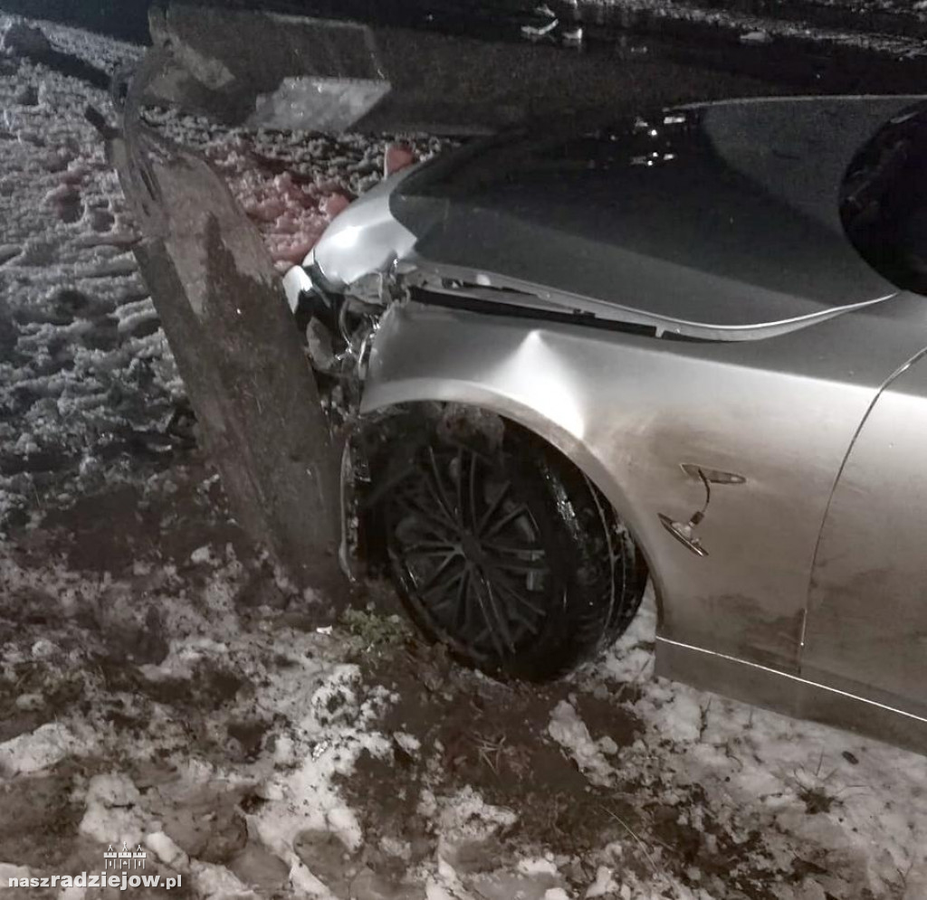 Groźny wypadek w regionie. 18-latek wjechał w słup