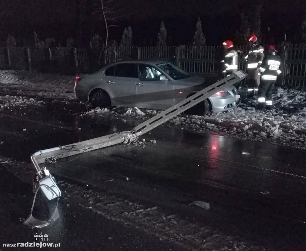 Groźny wypadek w regionie. 18-latek wjechał w słup