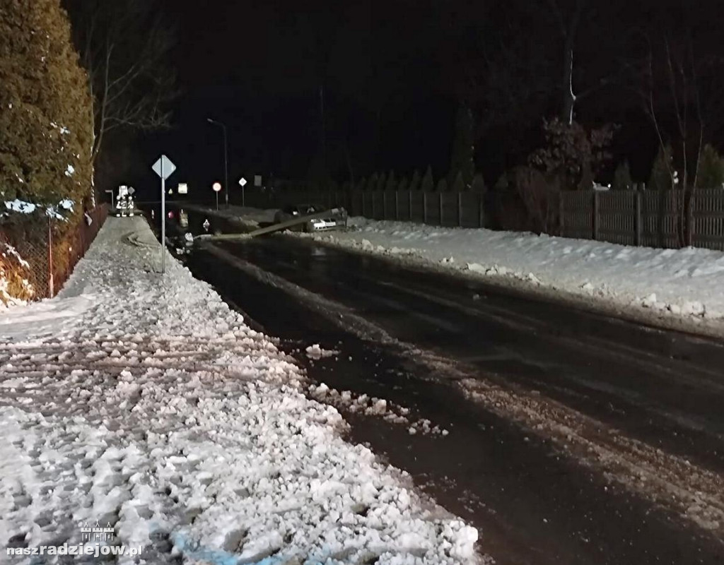 Groźny wypadek w regionie. 18-latek wjechał w słup